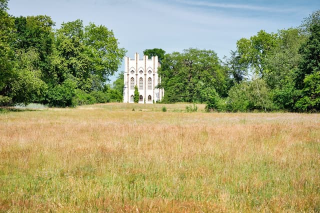 Titelbild zu „Die Berliner Pfaueninsel im Sommer“
