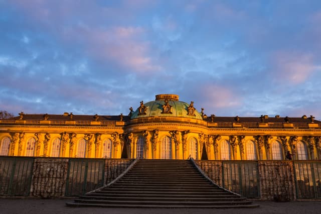 Titelbild zu „Sonnenaufgang am Schloß Sans Soucis“